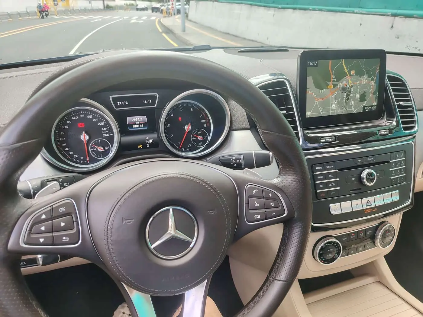 Mercedes-Benz GLS 2016 — Photo 18/20