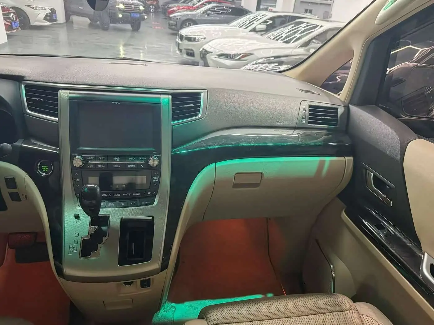 Toyota Alphard 2012 — Photo 8/9