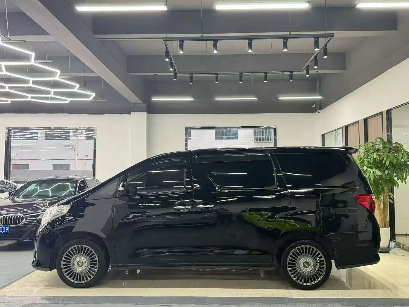 Toyota Alphard 2012 — Photo 3/9