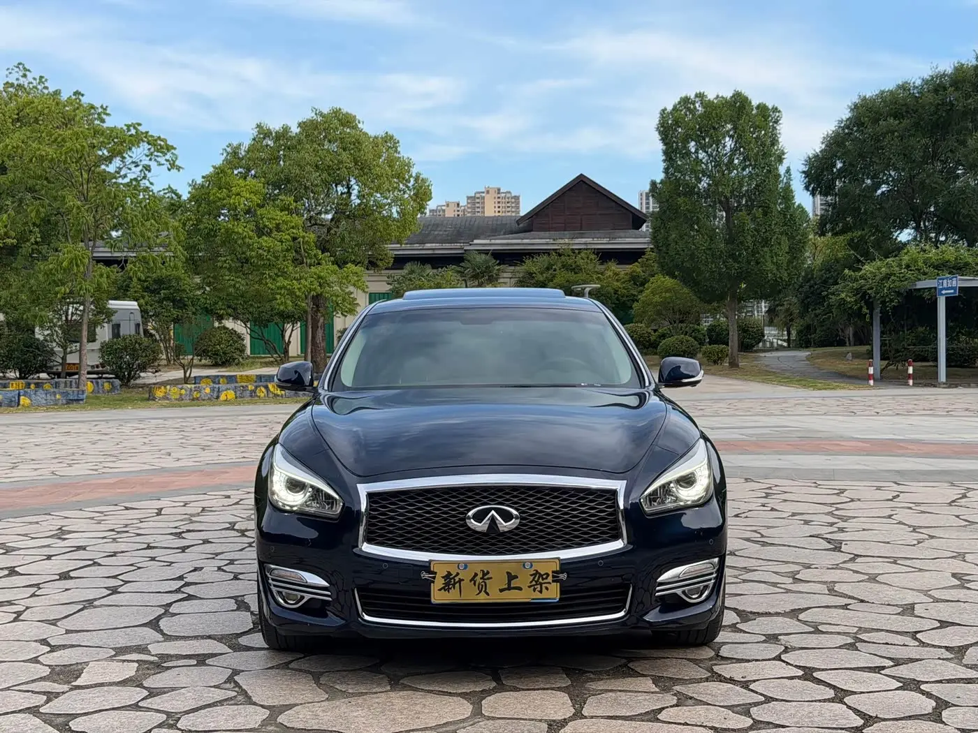 Infiniti Q70 2017 — Photo 2/13