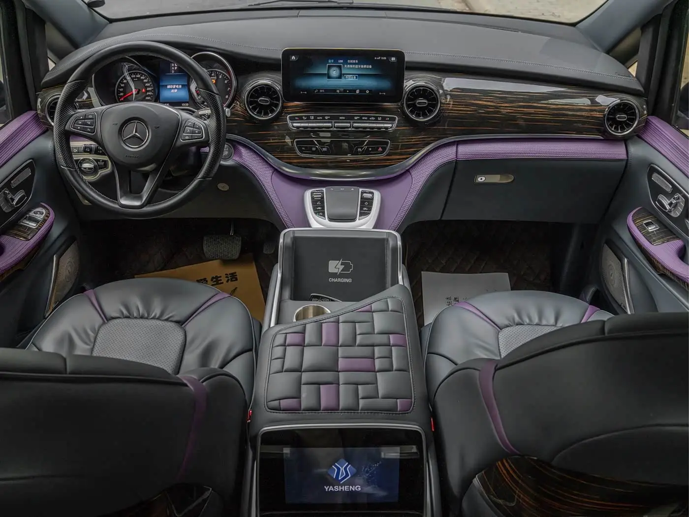 Mercedes-Benz V-Class 2023 — Photo 17/18