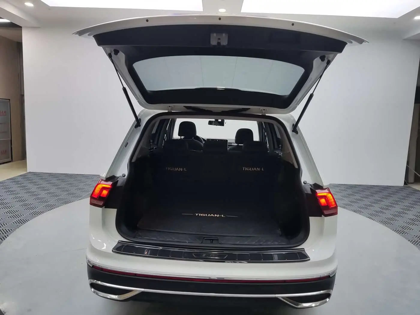 Volkswagen Tiguan L 2023 — Photo 9/18