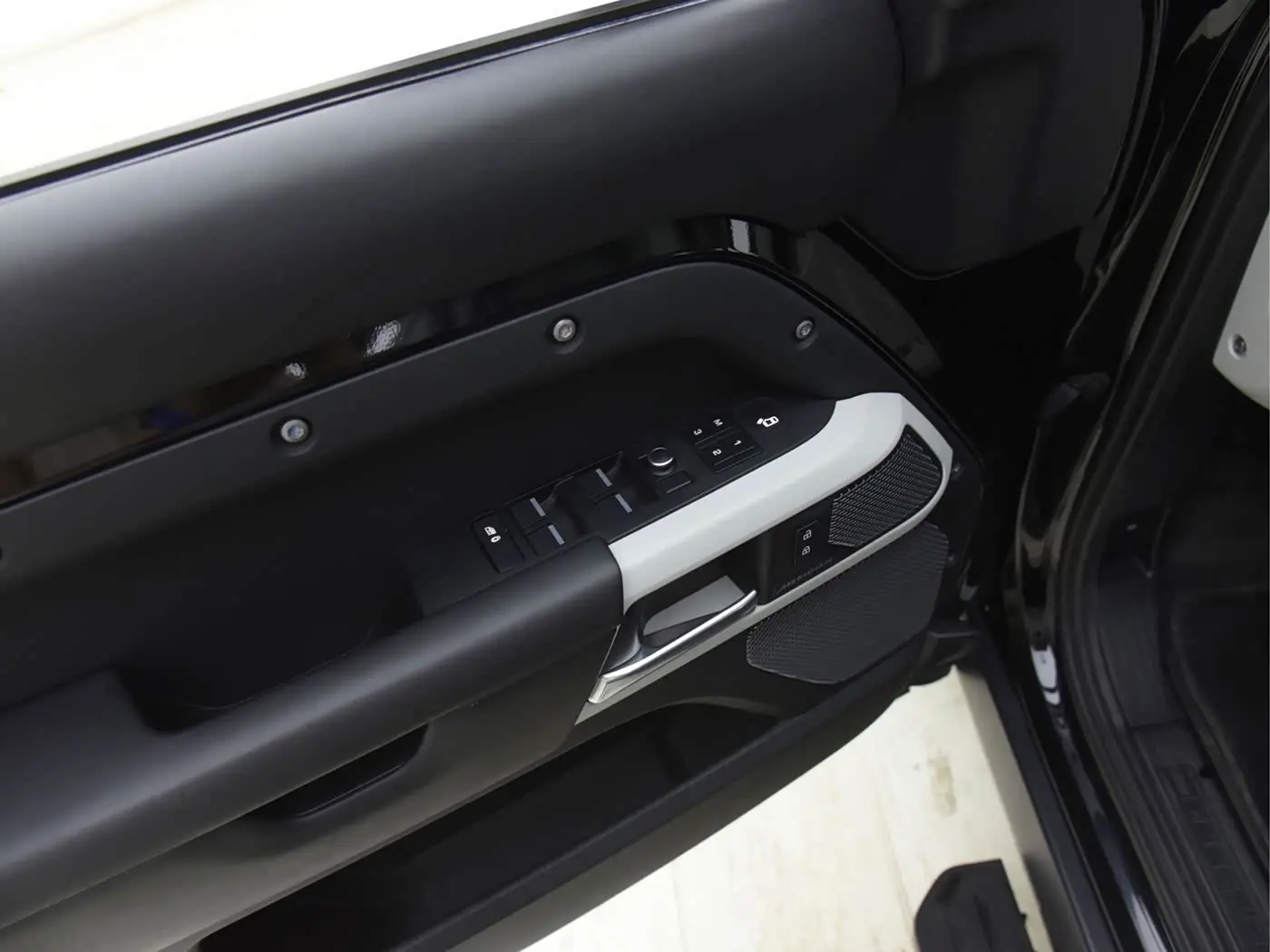 Land Rover Defender 2020 — Photo 11/20