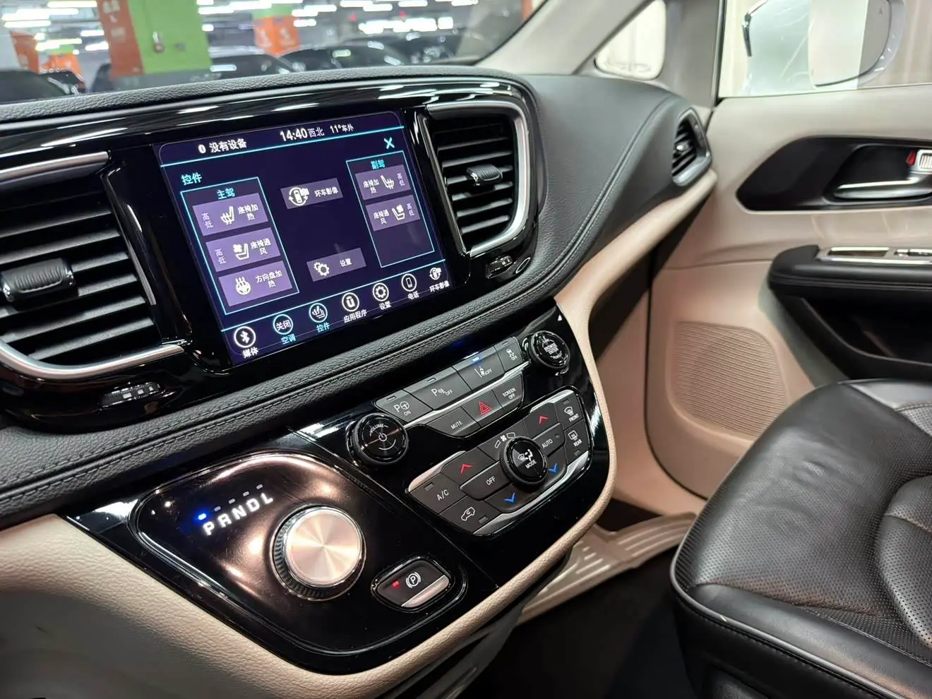 Chrysler Grand Caravan PHEV 2021 — Фото 10/19