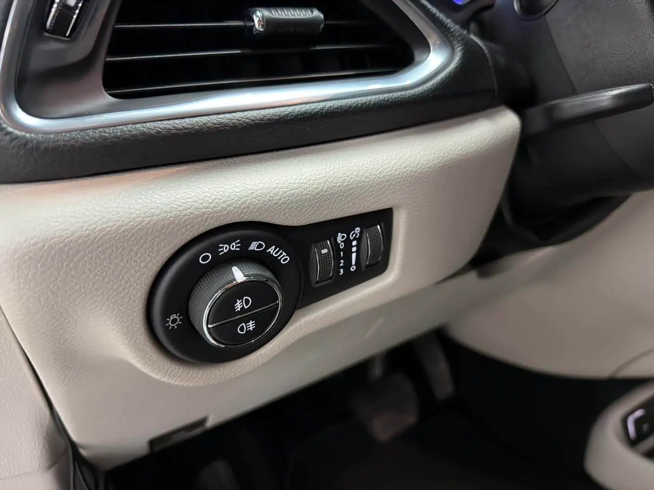 Chrysler Grand Caravan PHEV 2021 — Фото 6/19