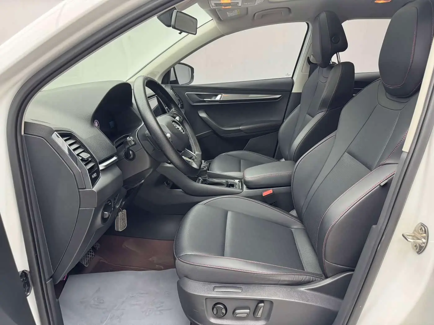 Škoda Karoq 2023 — Photo 7/20