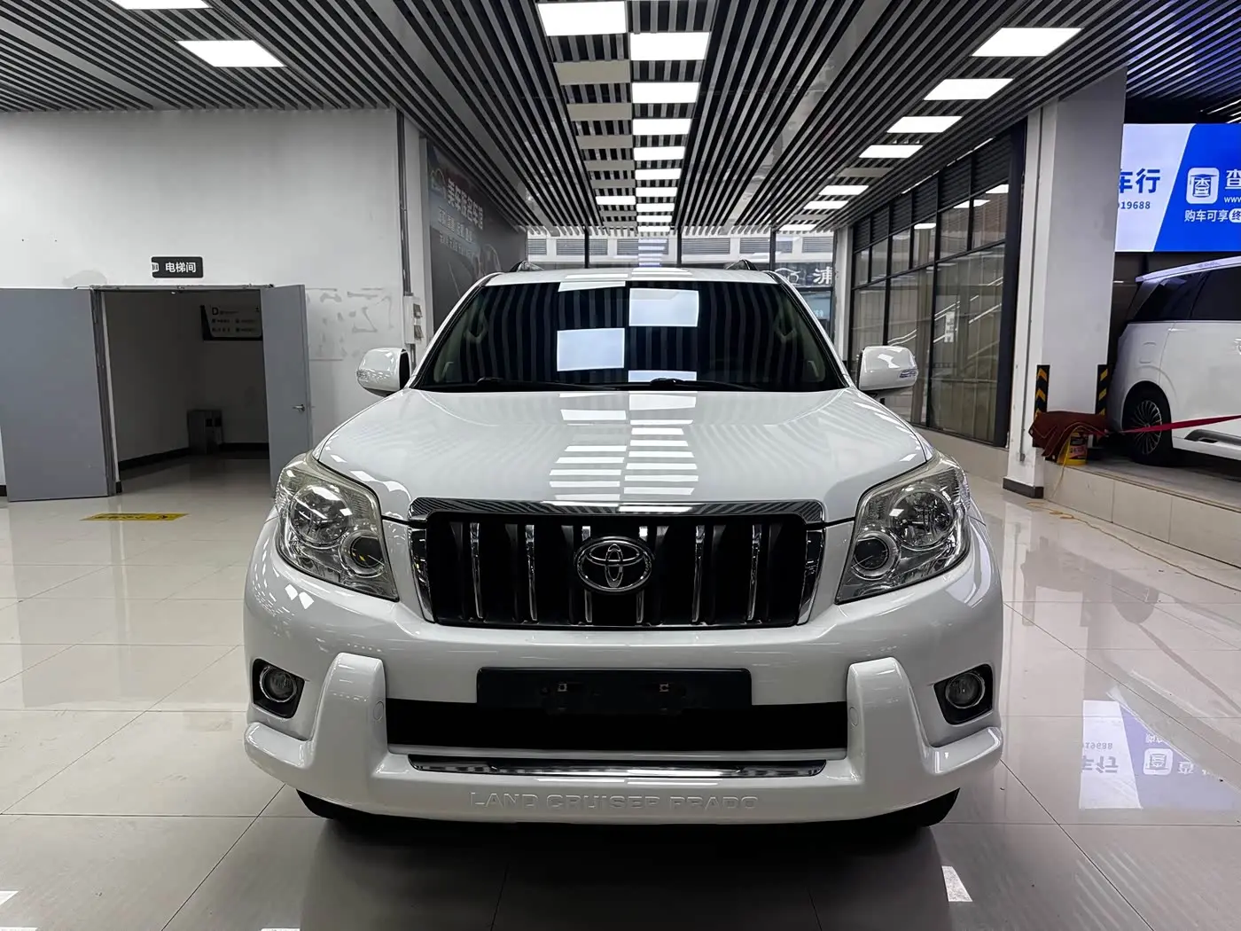Toyota Prado 2013 — Photo 2/15