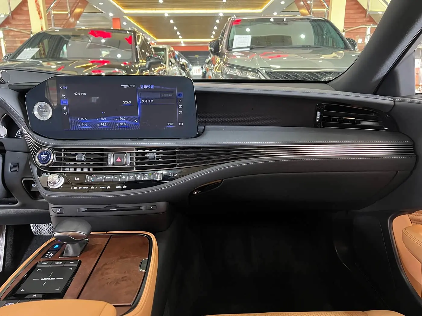 Lexus LS 2021 — Şəkil 10/14