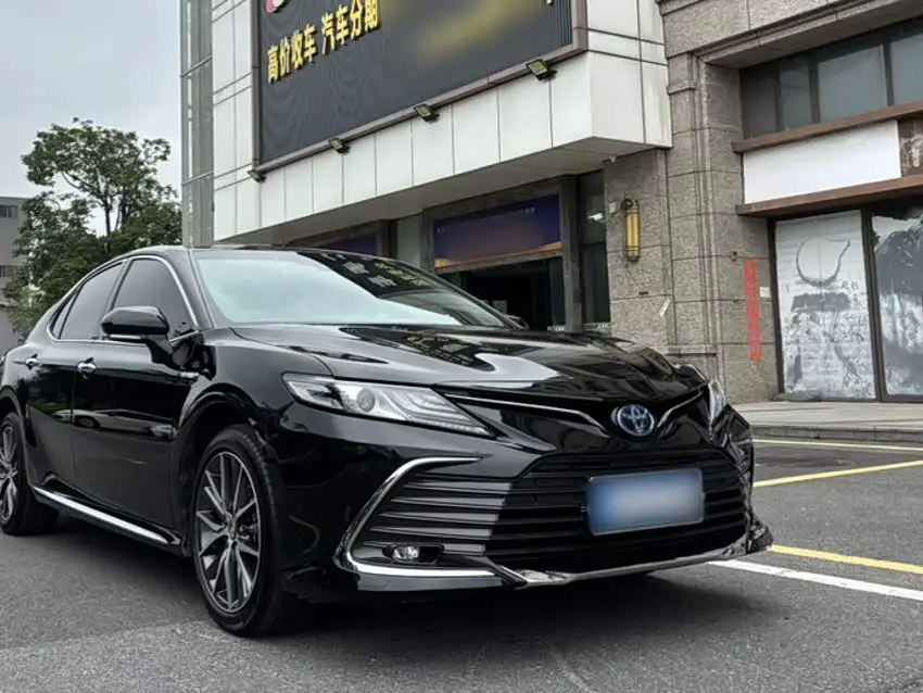 Toyota Camry 2024 — ფოტო 19/20