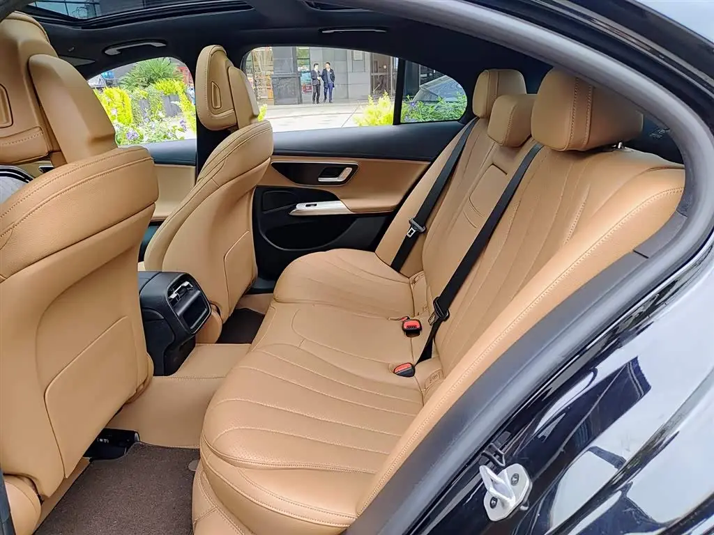 Mercedes-Benz E-Class 2025 — Photo 8/10