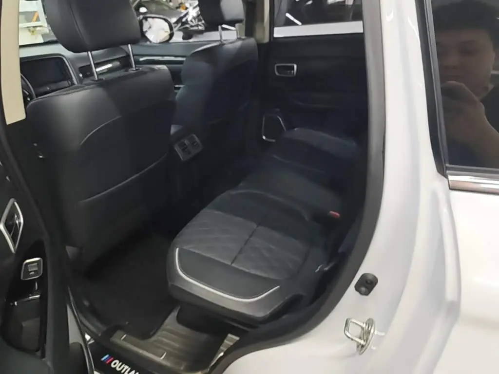 Mitsubishi Outlander 2021 — Şəkil 17/20