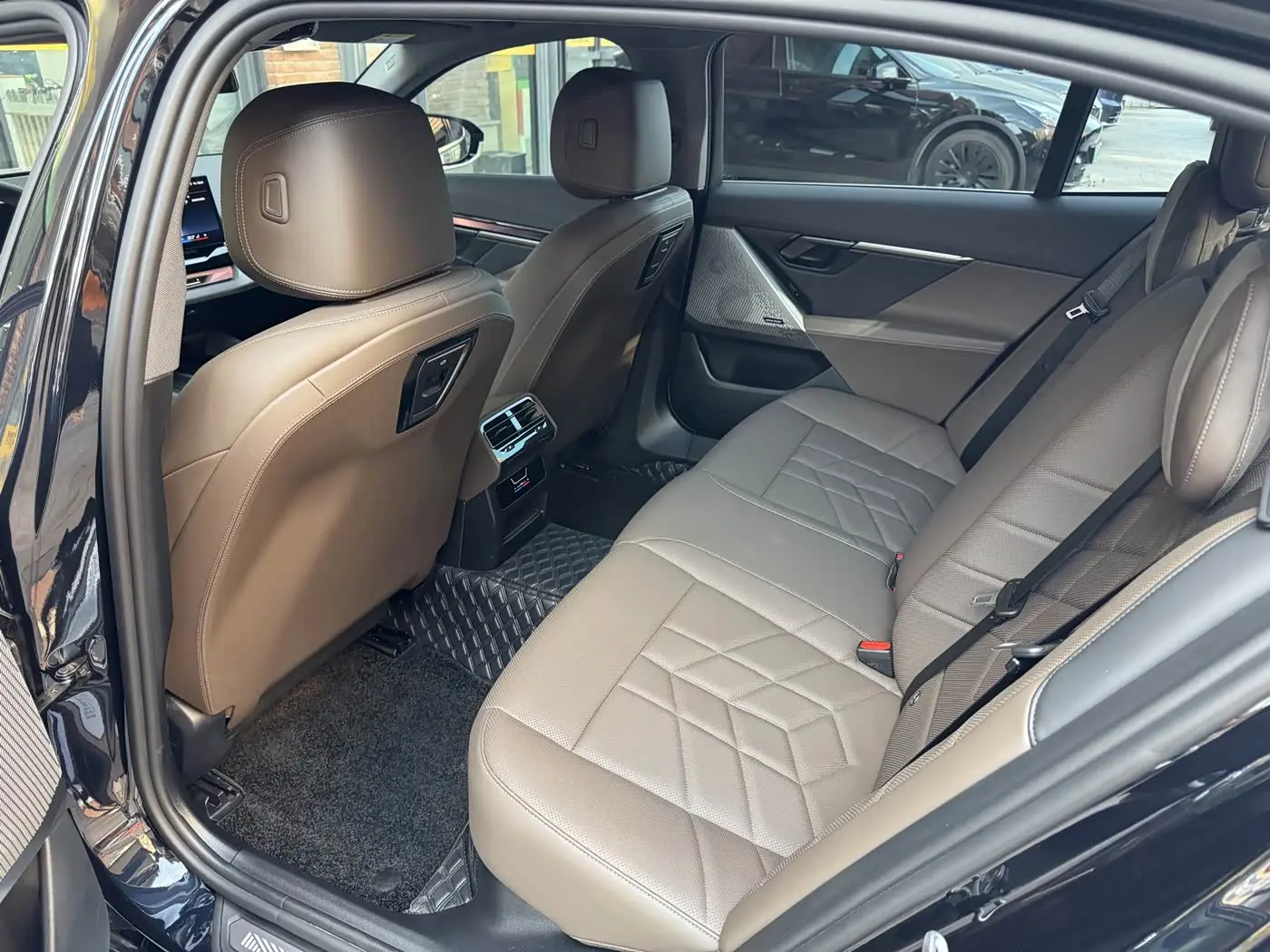 BMW 5 Series 2025 — Photo 9/20