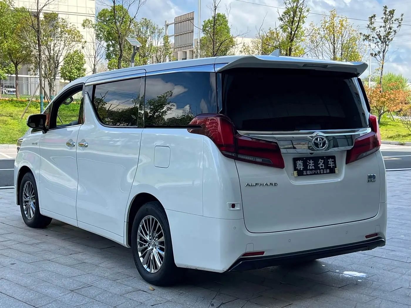Toyota Alphard 2023 — Photo 4/9