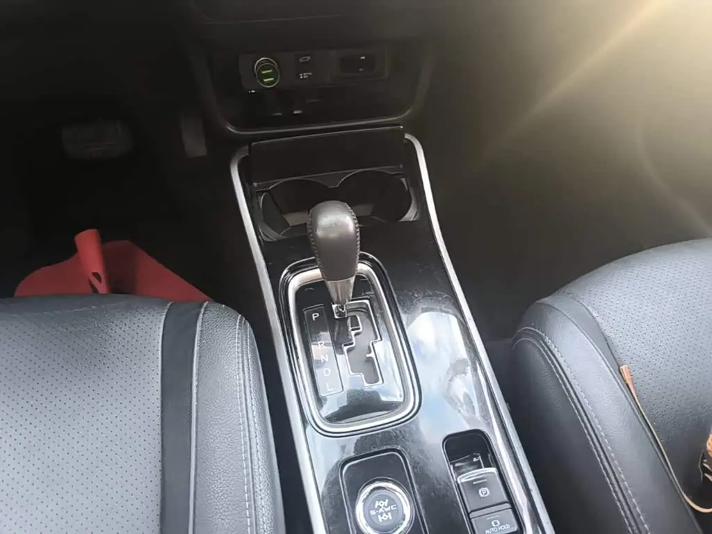 Mitsubishi Outlander 2019 — Şəkil 14/20