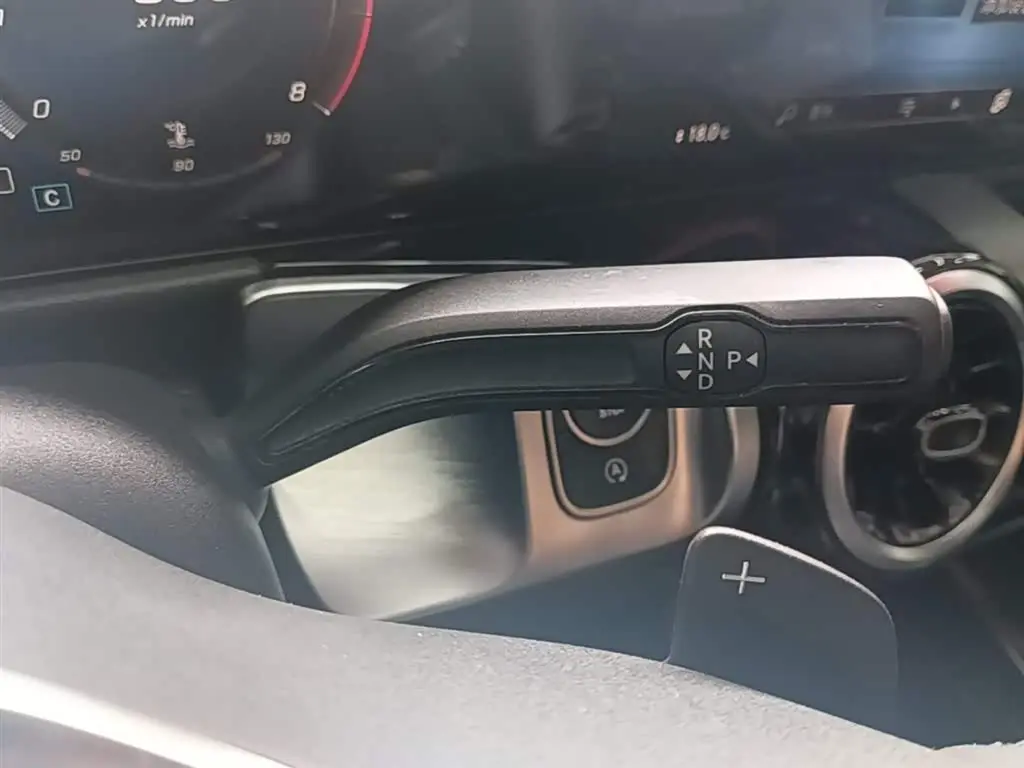 Mercedes-Benz GLB 2021 — Şəkil 14/20