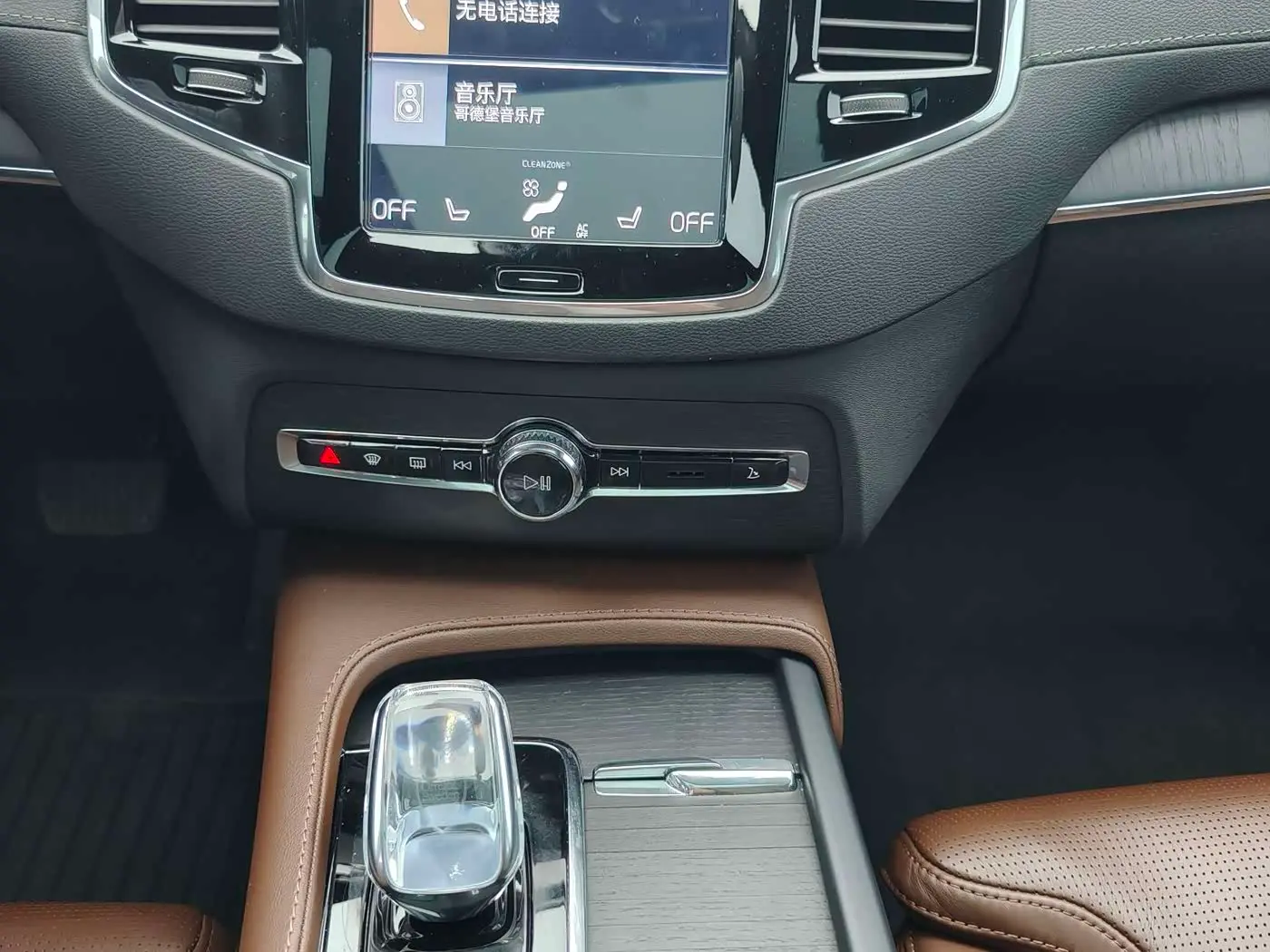 Volvo XC90 Plug-in Hybrid 2022 — Photo 6/18