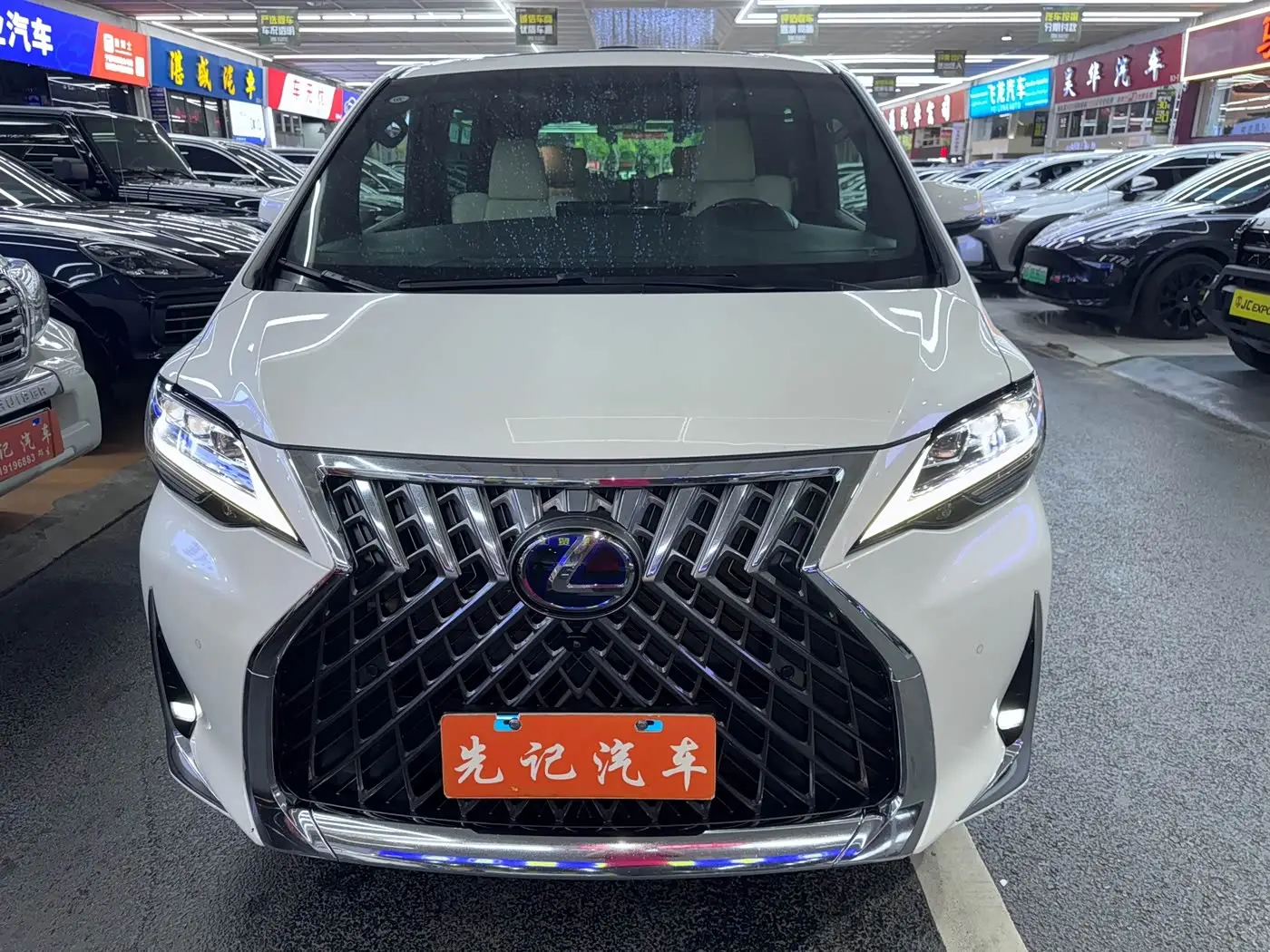 Lexus LM 2020 — Photo 5/13