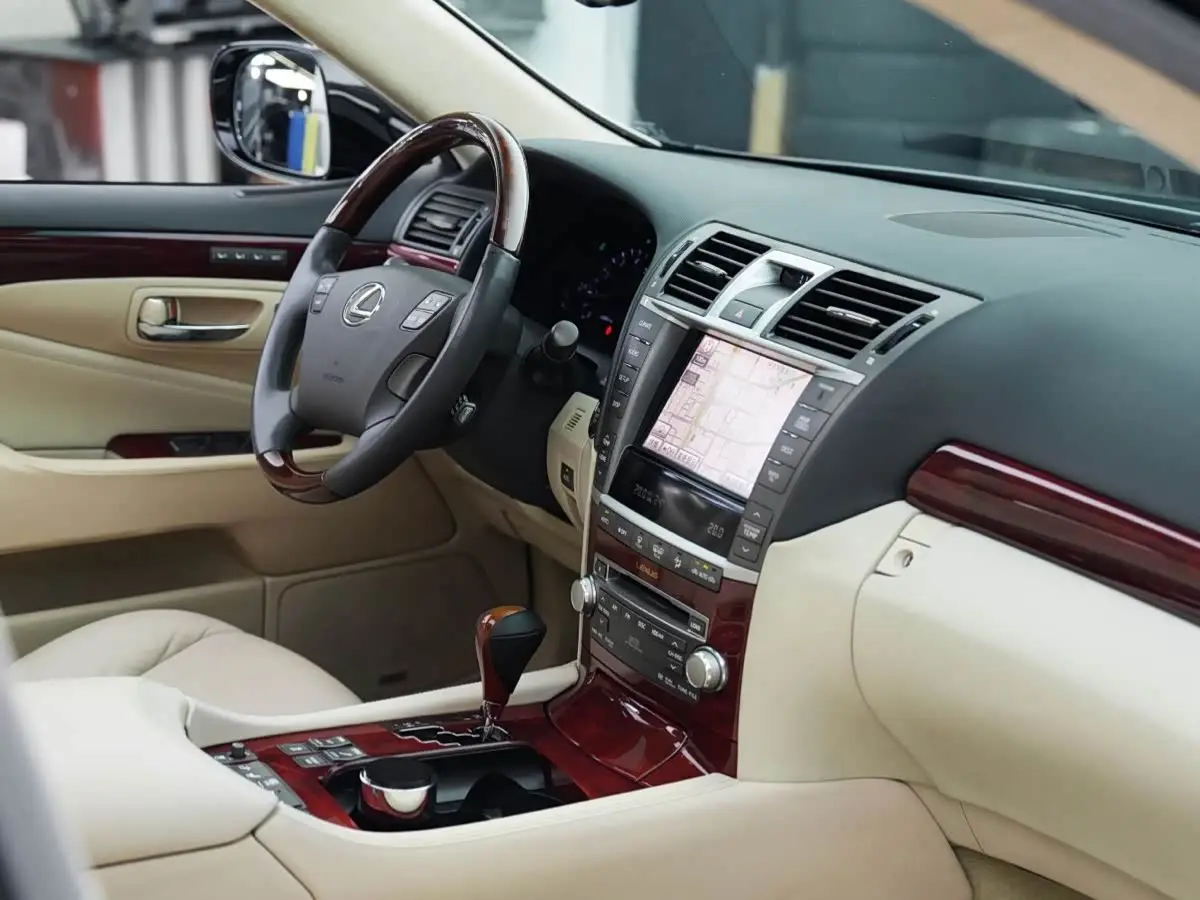 Lexus LS 2010 — Photo 14/17