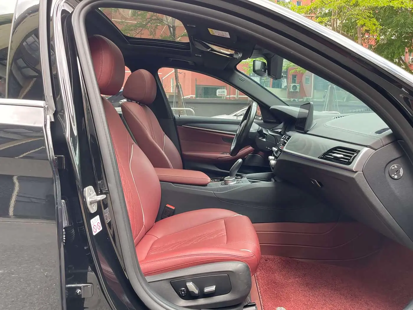BMW 5 Series New Energy 2021 — Photo 16/17