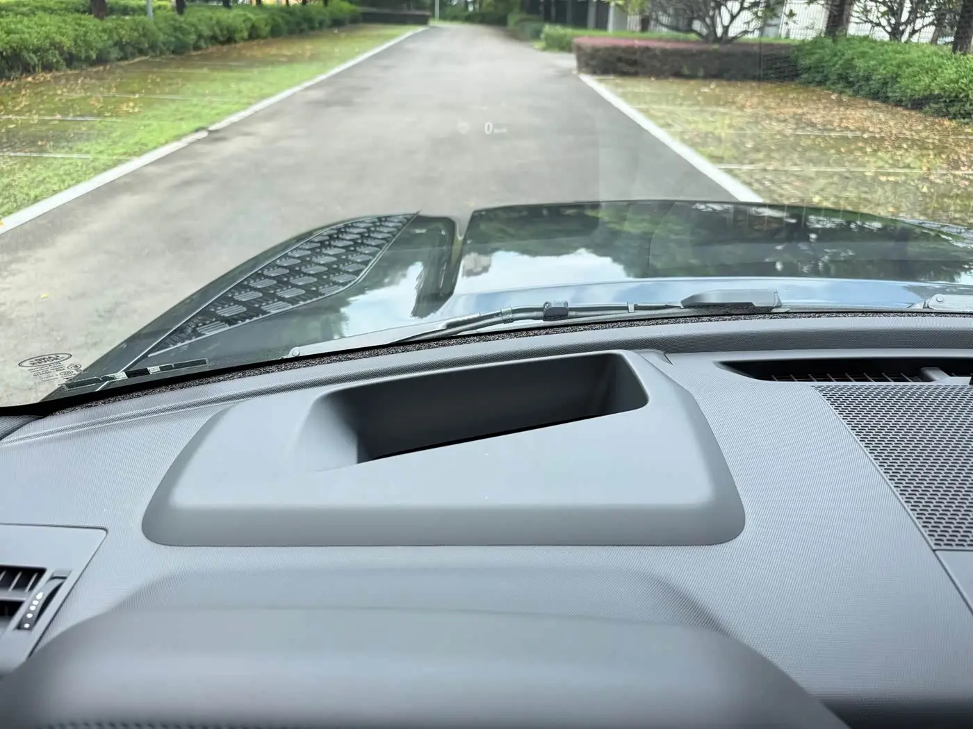 Land Rover Defender 2023 — Photo 8/18