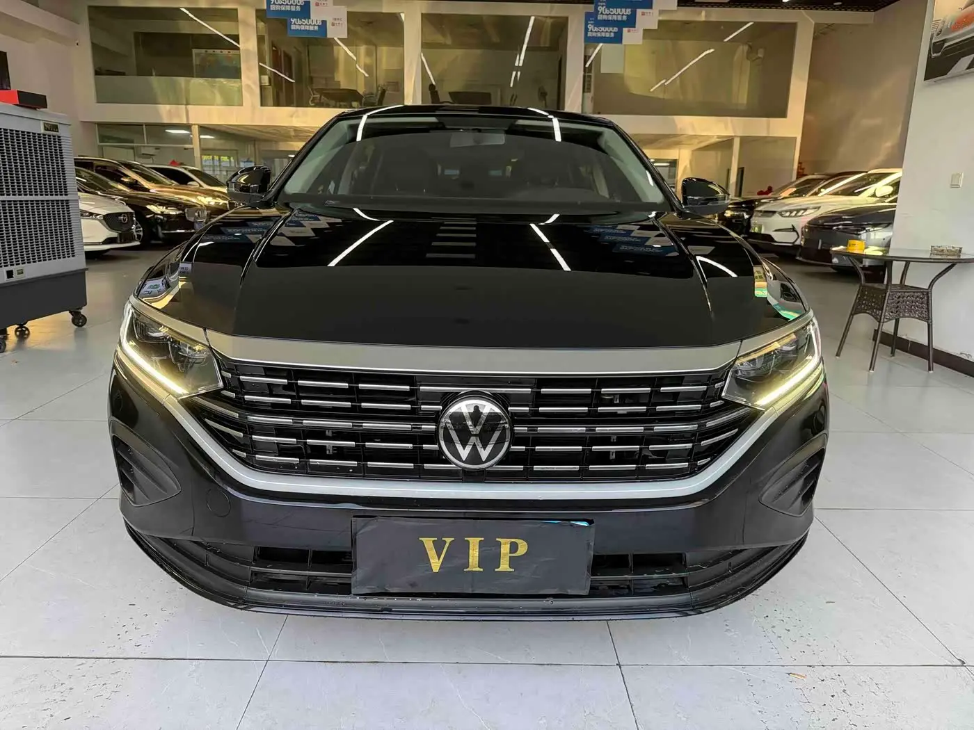 Volkswagen Passat 2023 — Photo 2/13