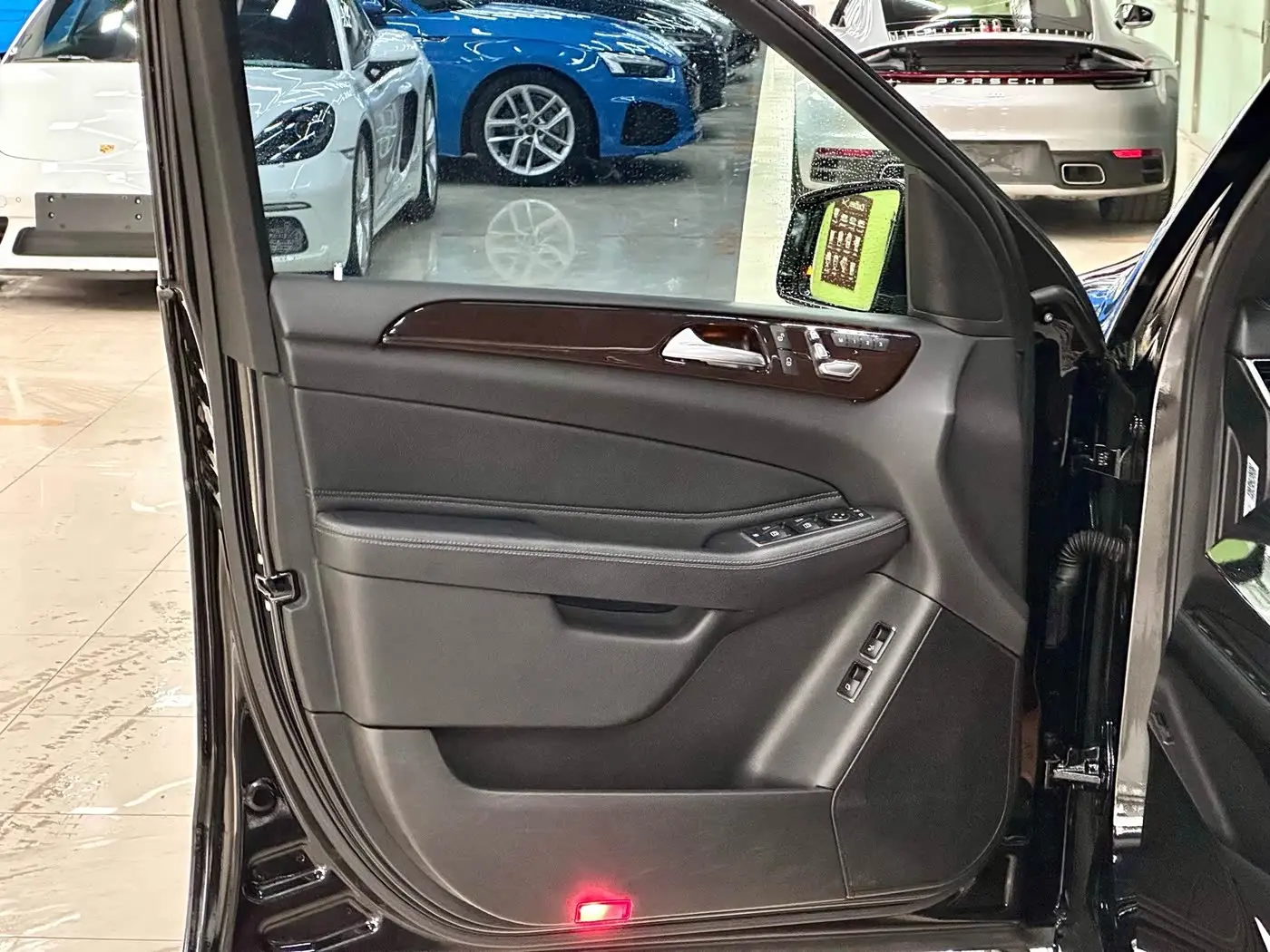 Mercedes-Benz GLS 2017 — Photo 14/20