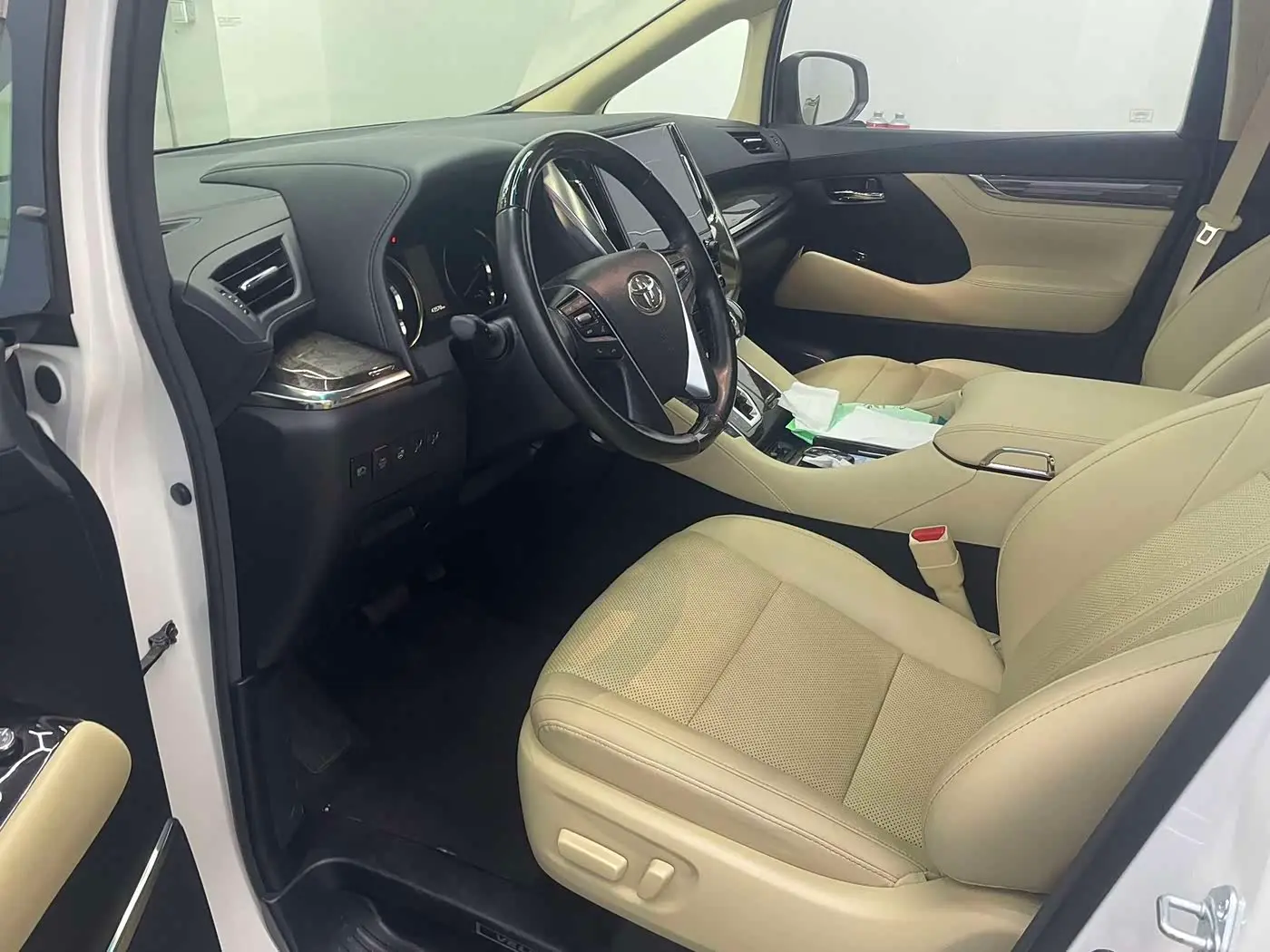 Toyota Vellfire 2021 — Photo 3/10