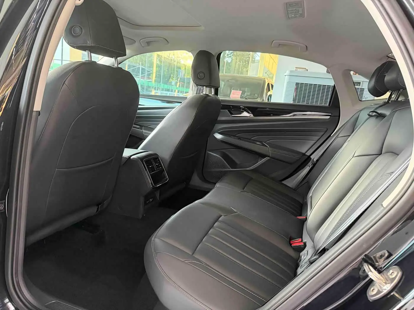 Volkswagen Passat 2023 — Photo 8/13