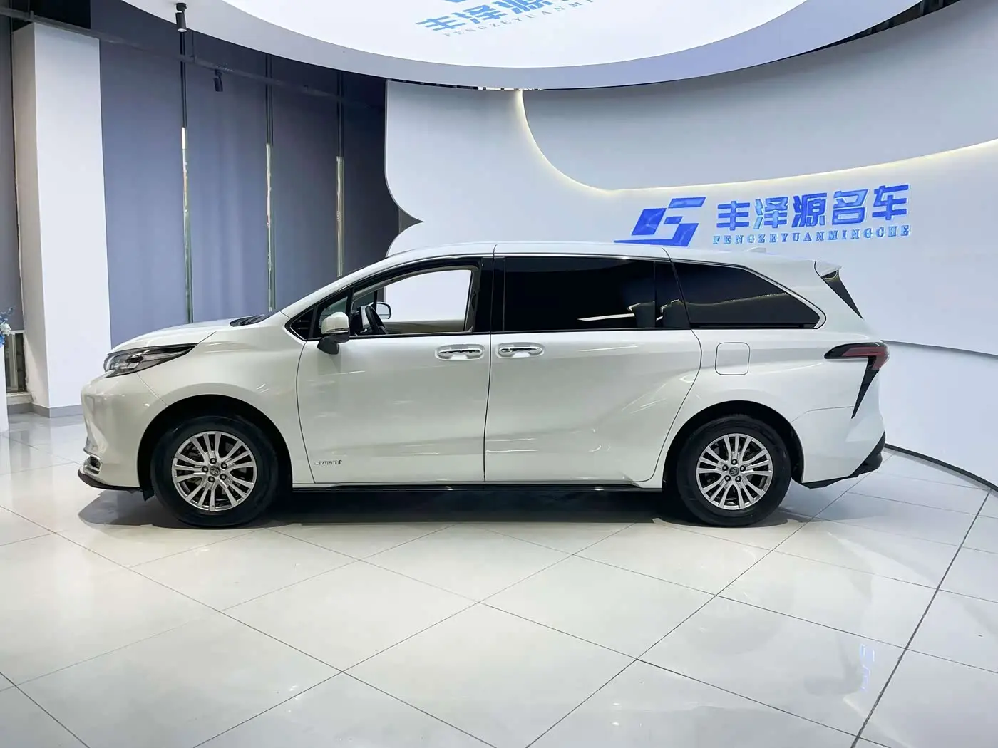 Toyota Sienna 2022 — Şəkil 2/8