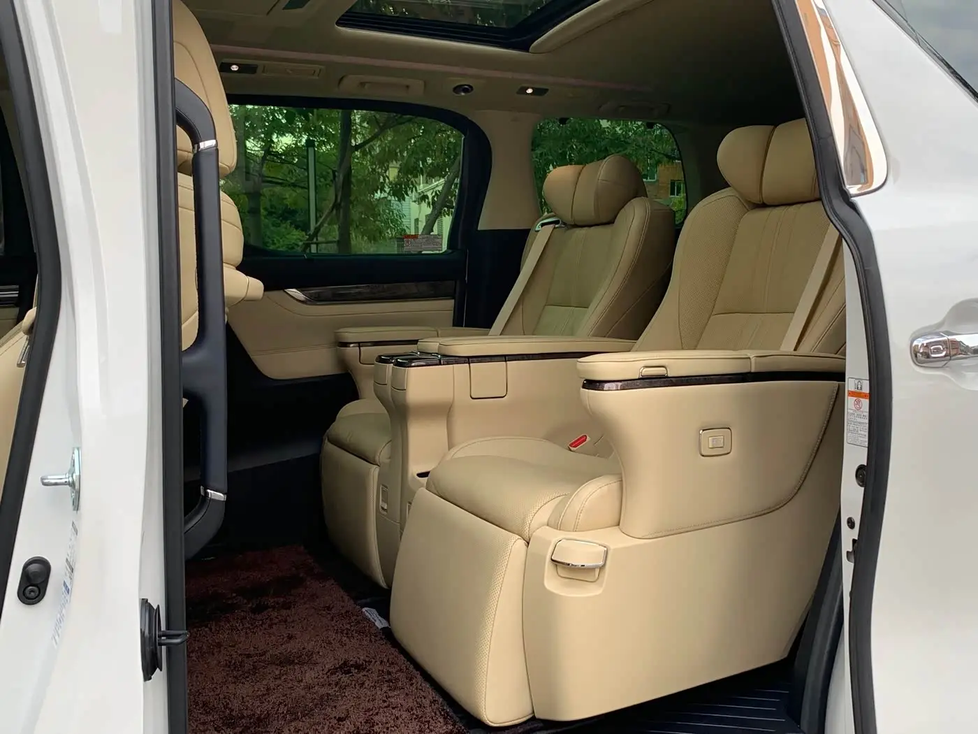 Toyota Alphard 2022 — Фото 10/13