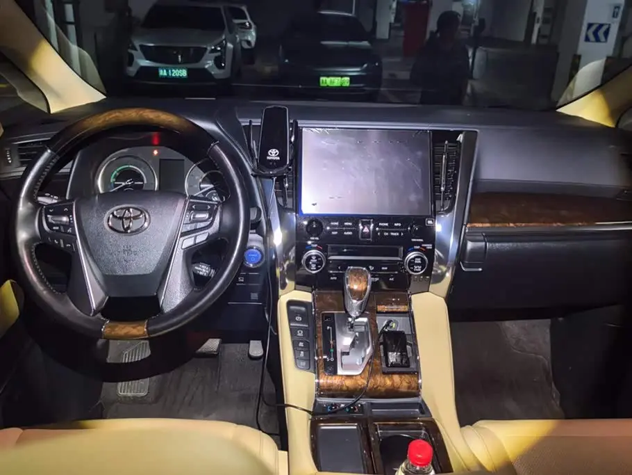 Toyota Alphard 2023 — Photo 12/16