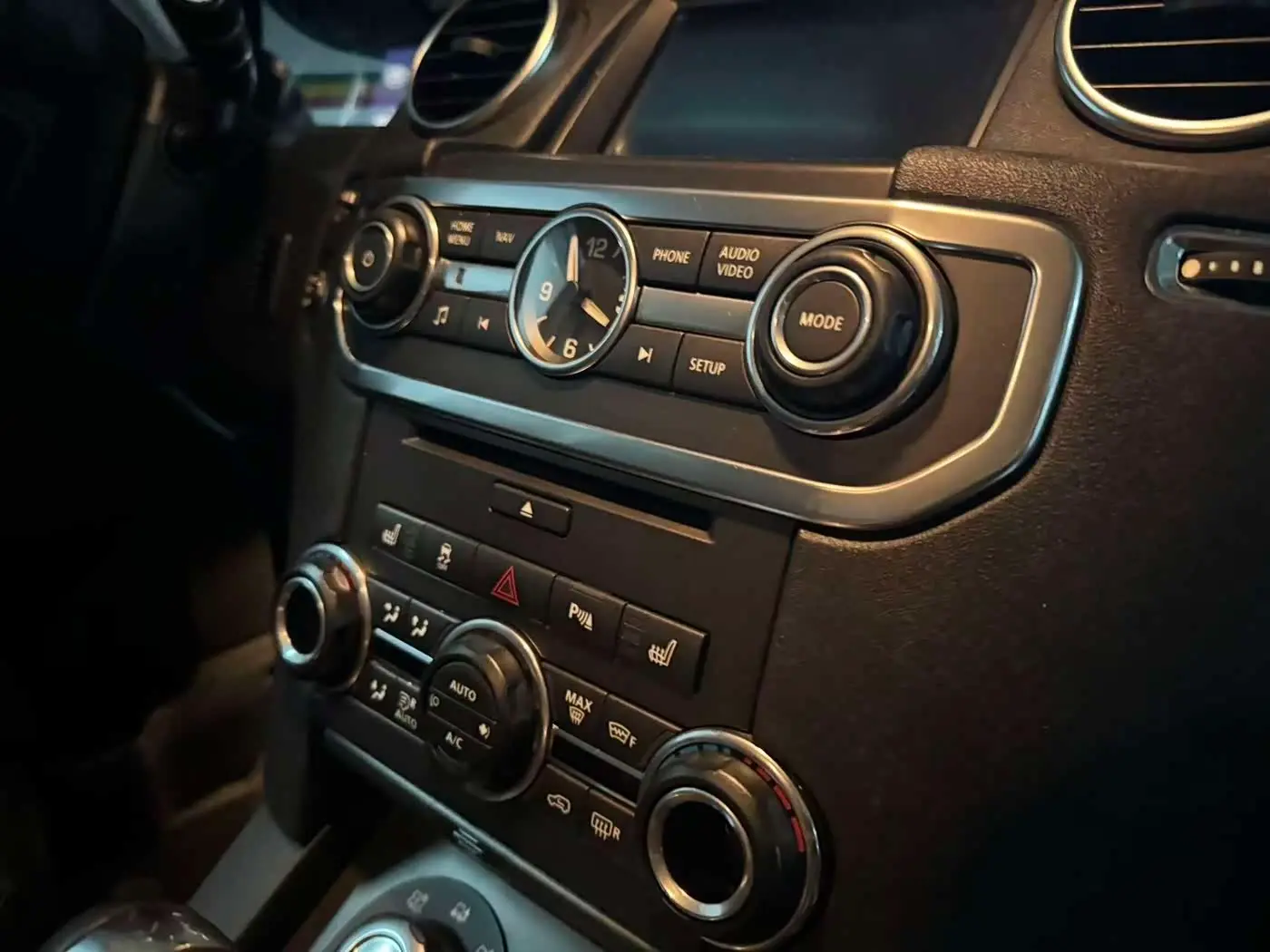 Land Rover Discovery 2012 — Şəkil 17/19