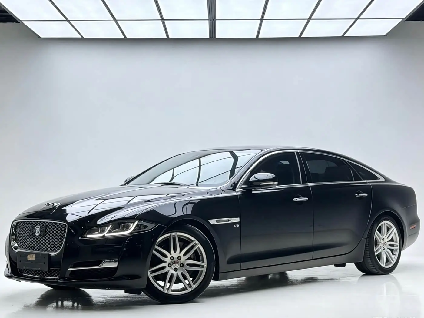 Jaguar XJ 2019 — Şəkil 1/16