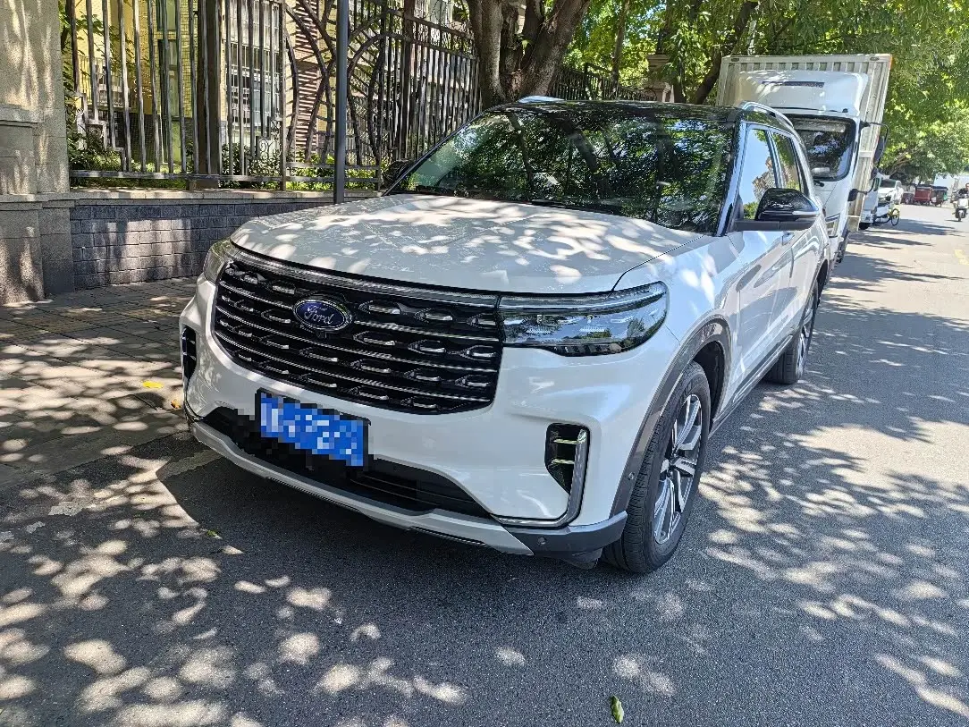 Ford Explorer 2023 — Фото 1/10