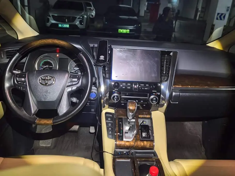 Toyota Alphard 2023 — Photo 13/16