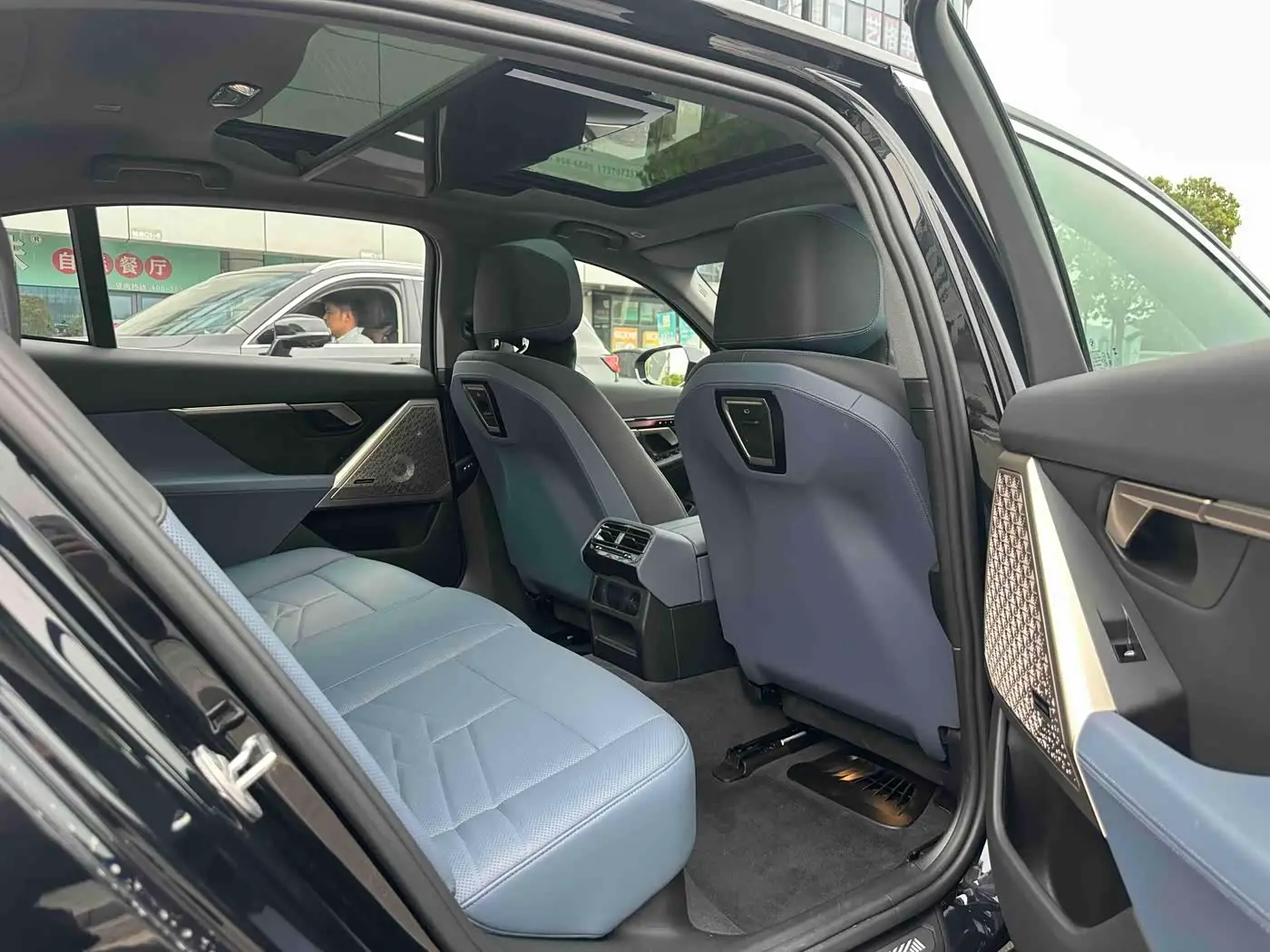BMW 5 Series 2025 — Photo 12/18