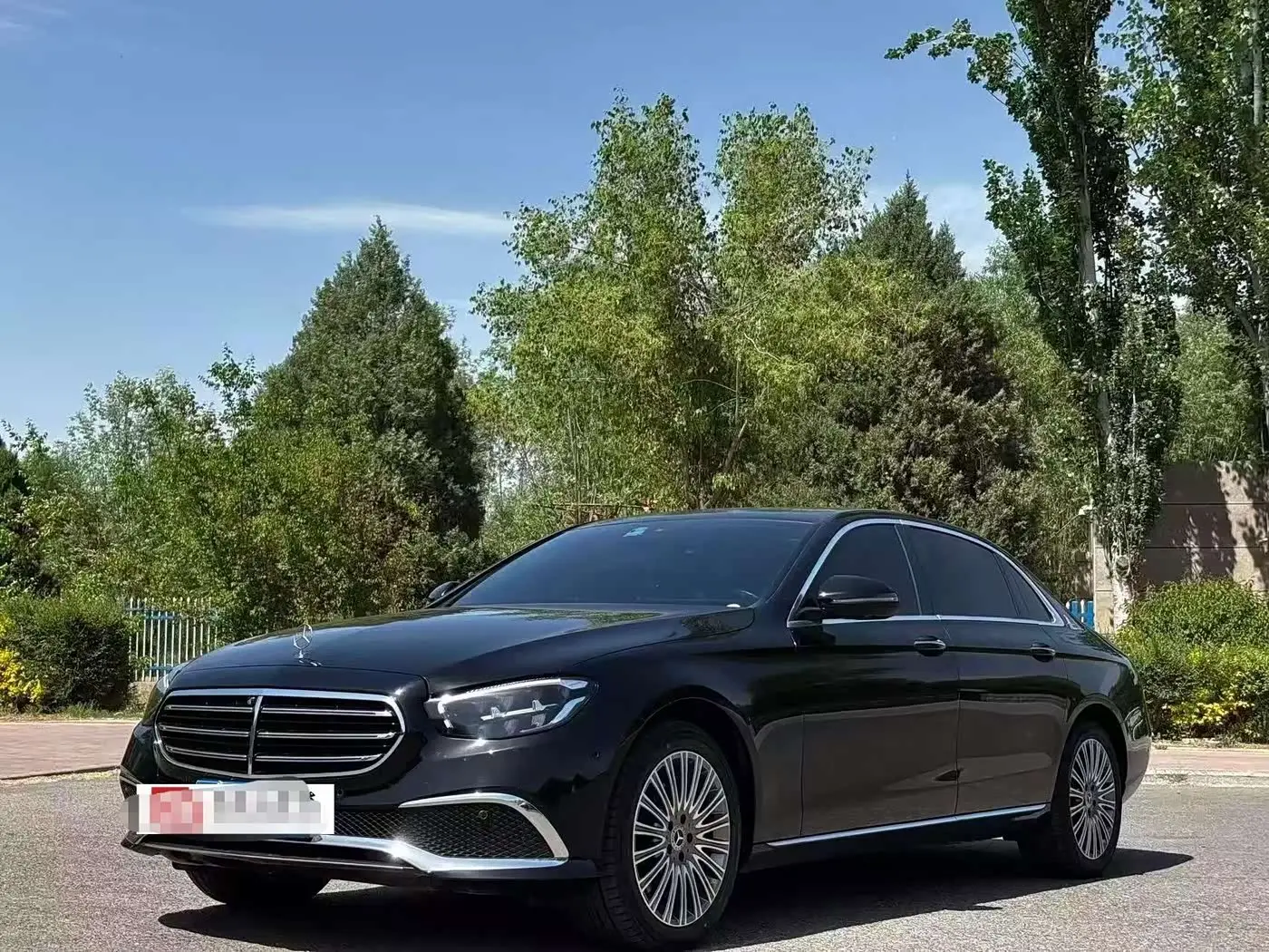 Mercedes-Benz E-Class 2022 — Photo 1/9