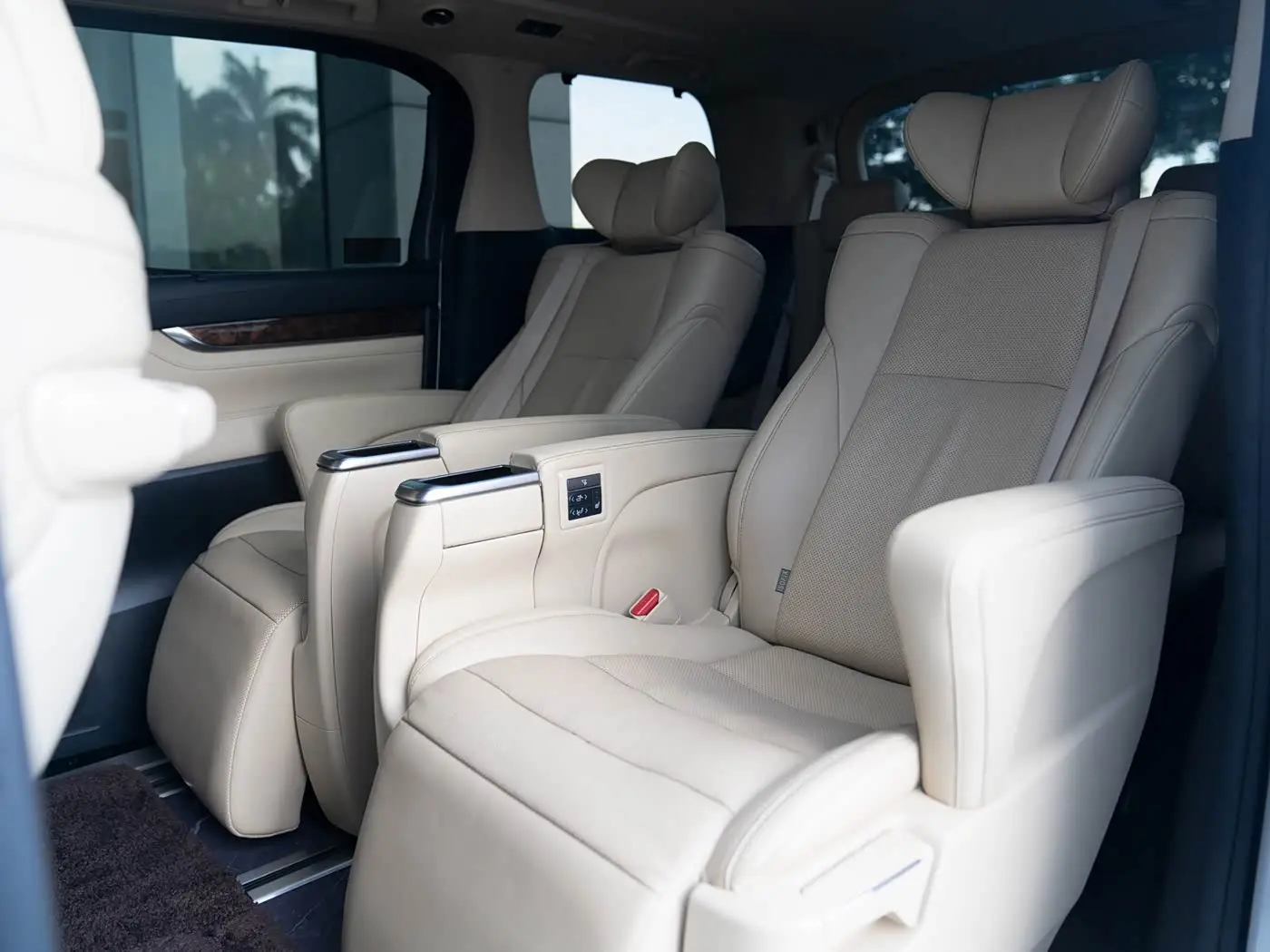 Toyota Alphard 2021 — Photo 13/18