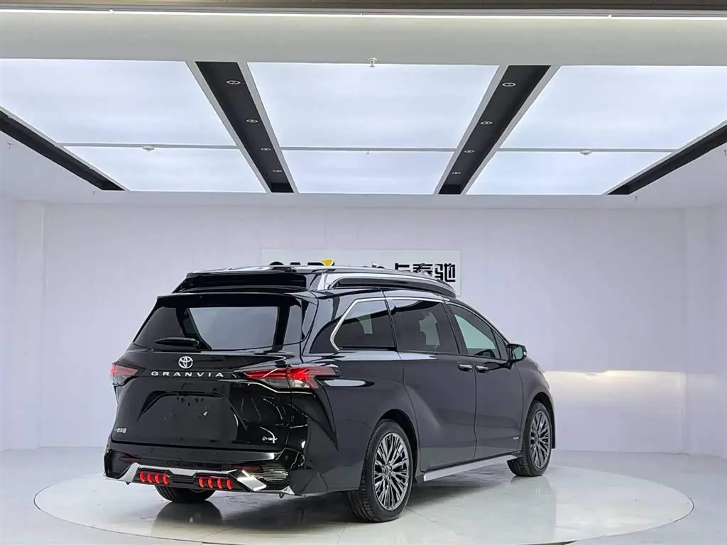 Lorinser High Roof Granvia Laurens Traveler 2026 — Şəkil 5/20