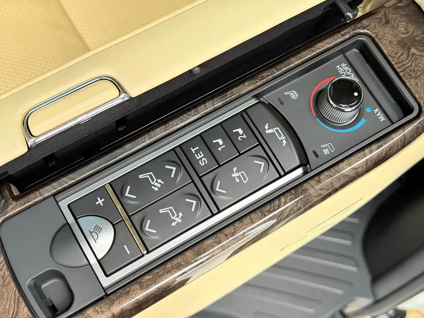 Toyota Alphard 2020 — Photo 19/20