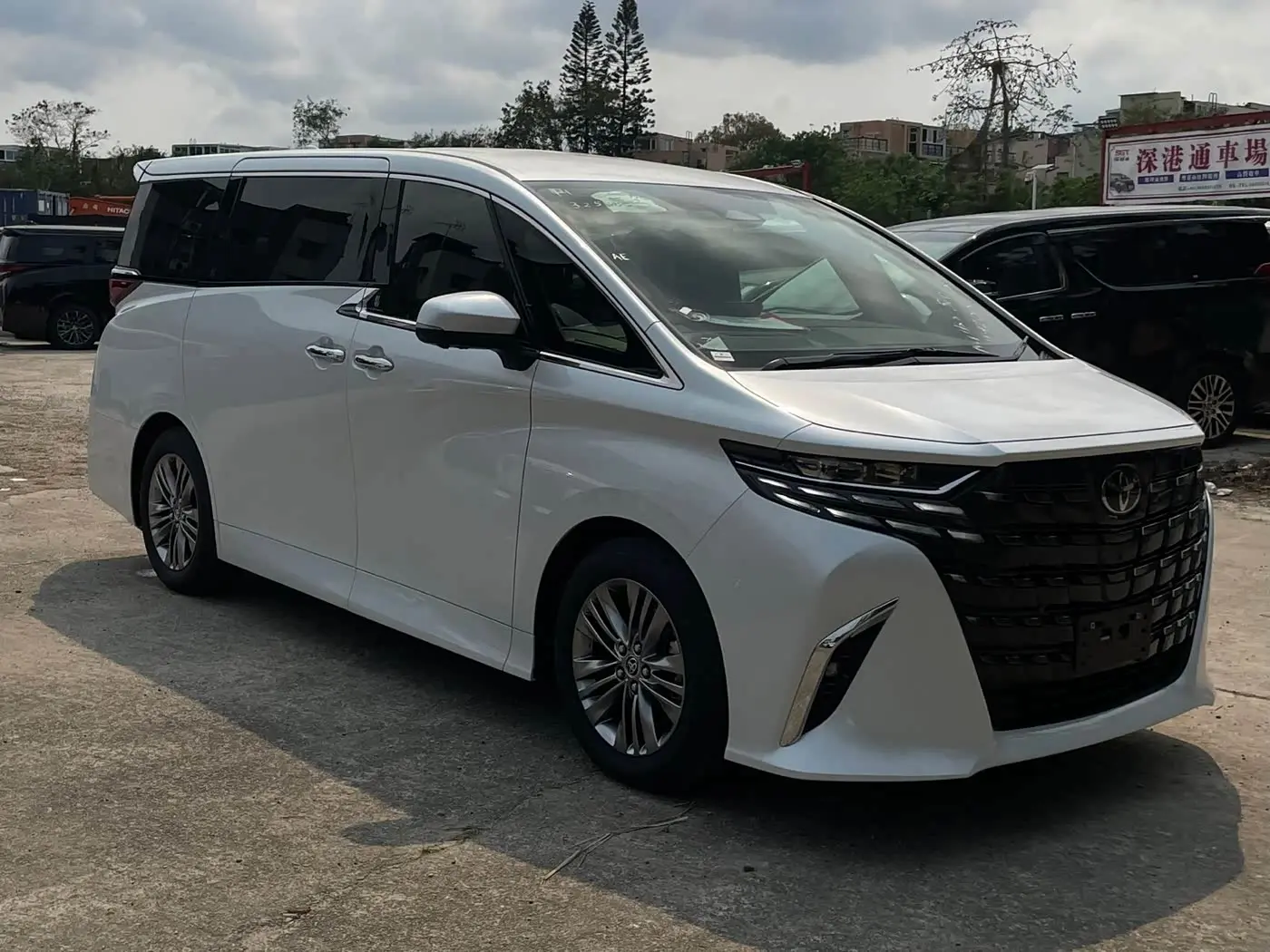 Toyota Alphard 2025 — Photo 7/14