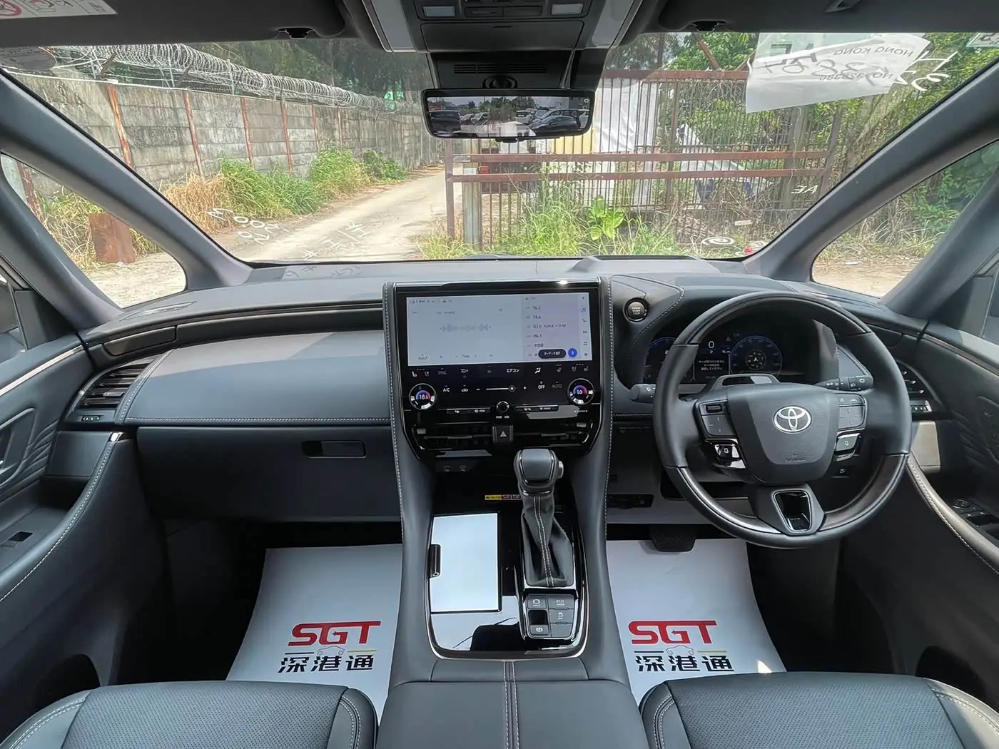 Toyota Alphard 2025 — Photo 8/14