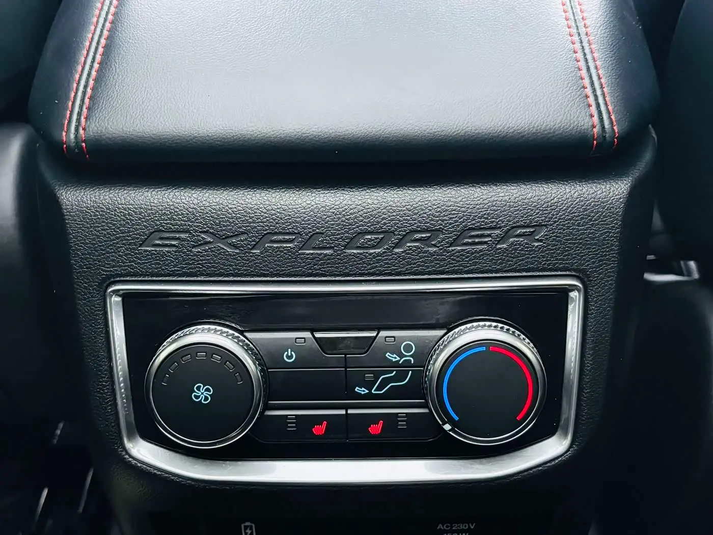Ford Explorer 2021 — Photo 19/19