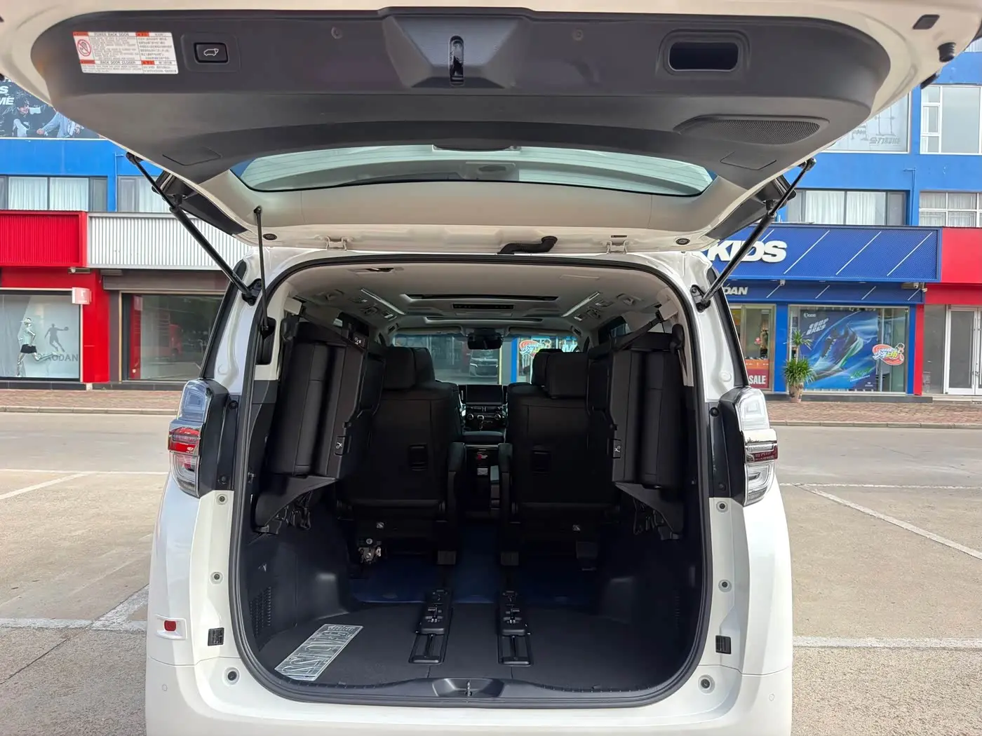 Toyota Vellfire 2023 — Photo 16/16