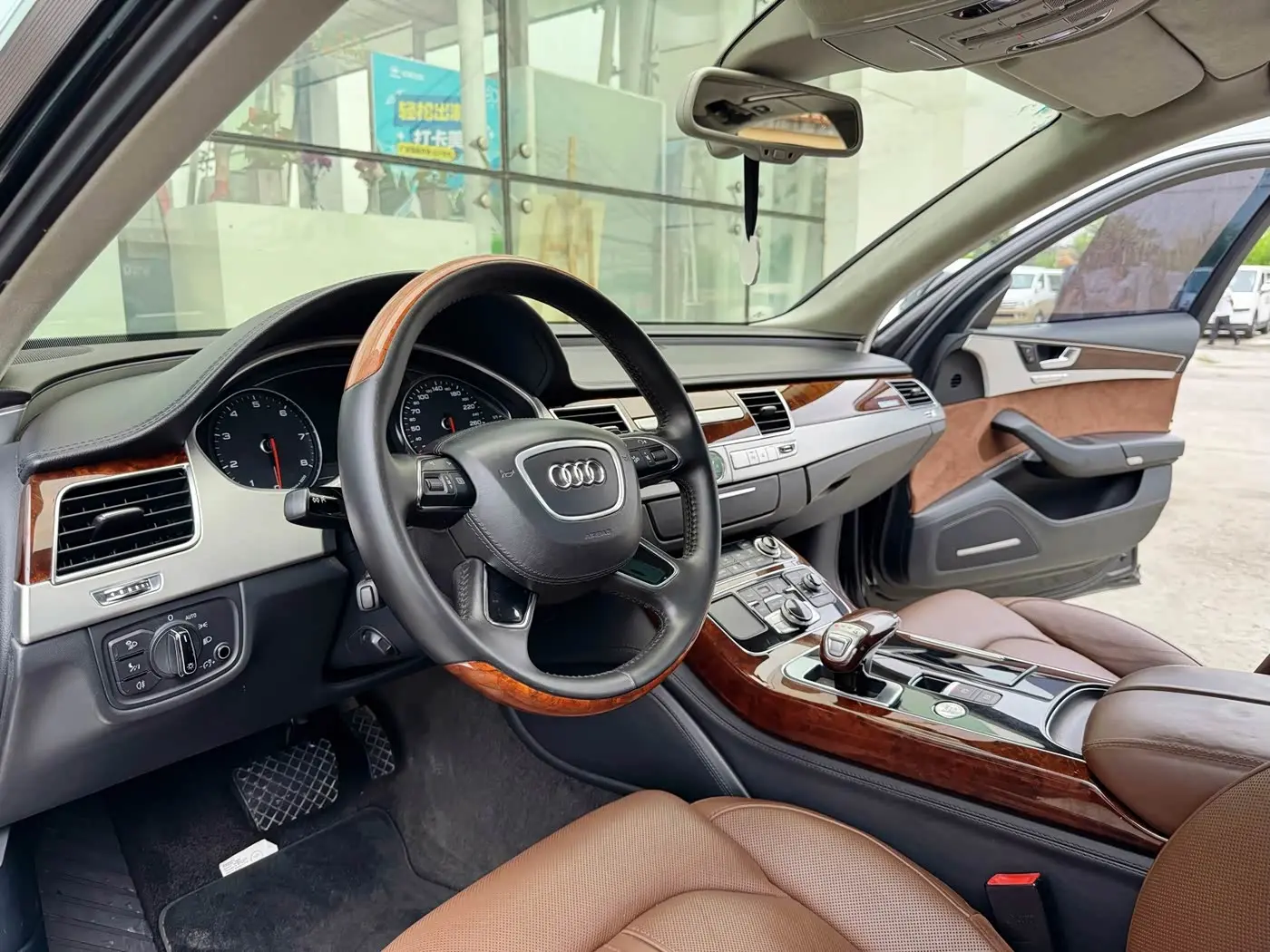 Audi A8 2011 — ფოტო 10/20