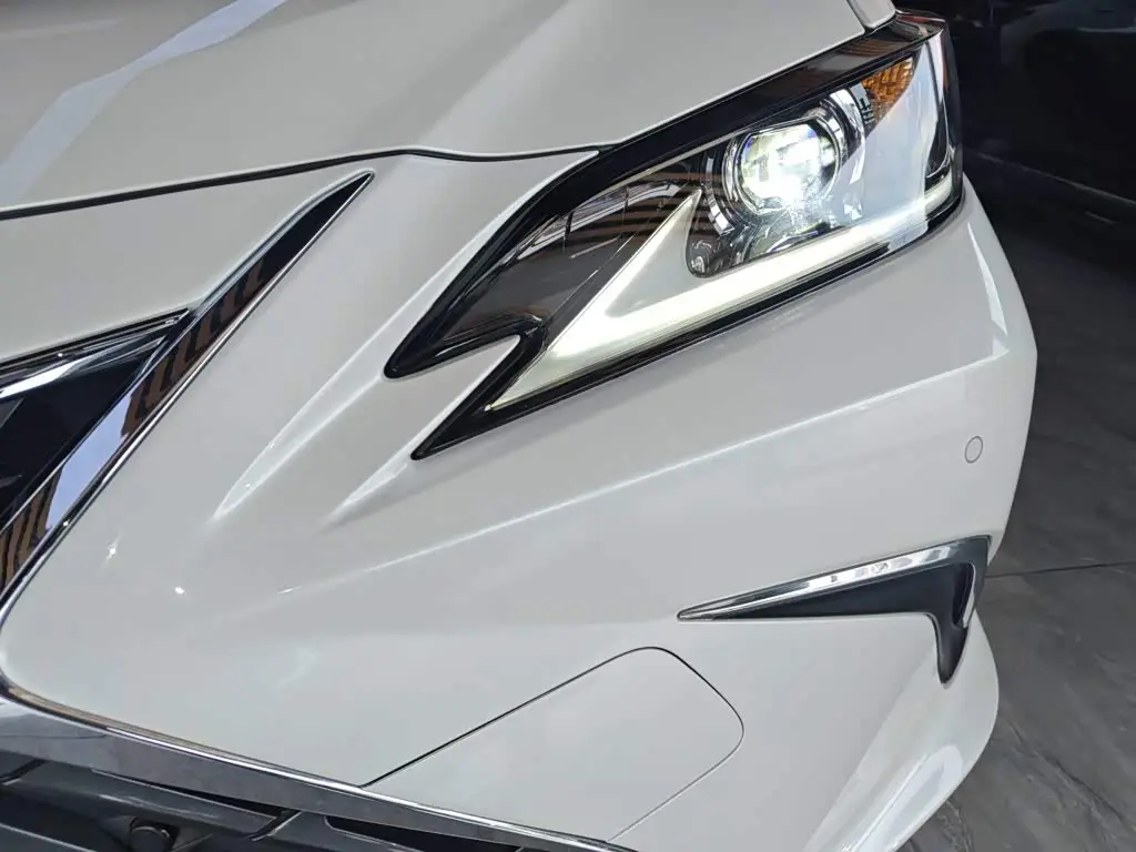 Lexus ES 2023 — Фото 16/20