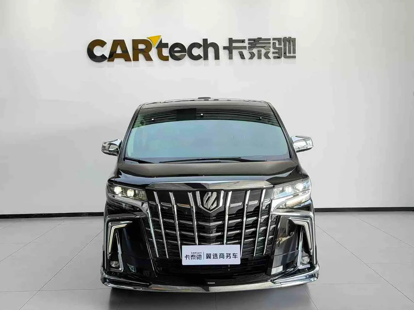 Toyota Alphard 2018 — Фото 1/12