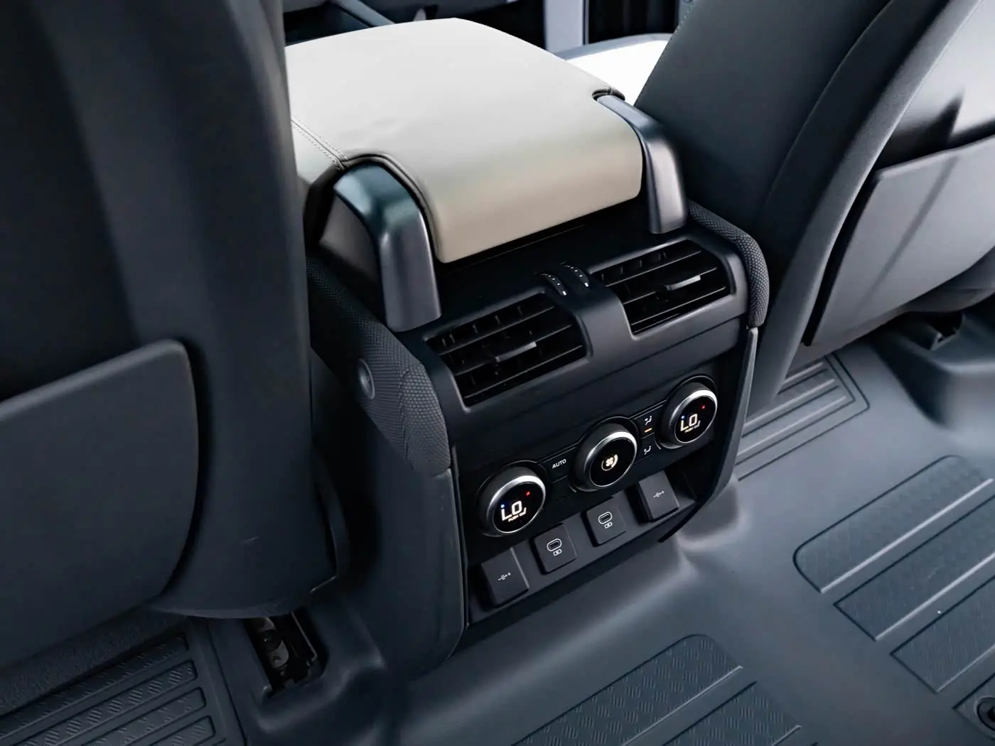 Land Rover Defender 2022 — Фото 13/20