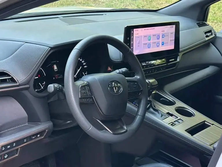 Toyota Sienna 2024 — Photo 7/19