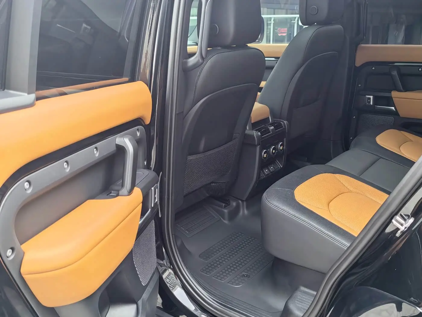 Land Rover Defender 2023 — Фото 16/20